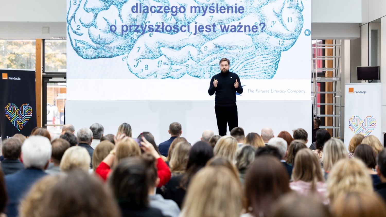 Szkoła Kodowania, uruchomiona w ramach programu Orange Digital Center, oferuje bezpłatne 7-miesięczne kursy programowania dla osób dorosłych w wieku 18-35 lat w formie hybrydowej