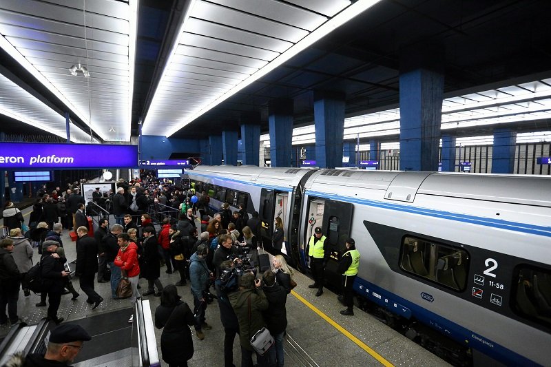 W Warszawie pociąg utknął na dwie godziny przez podejrzenie koronawirusa.