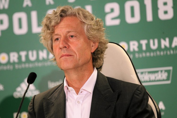 Mioduski na okładce "FC Business". Wśród tematów rozmowy z prezesem Legii m.in wpływ pandemii koronawirusa na piłkę nożną.