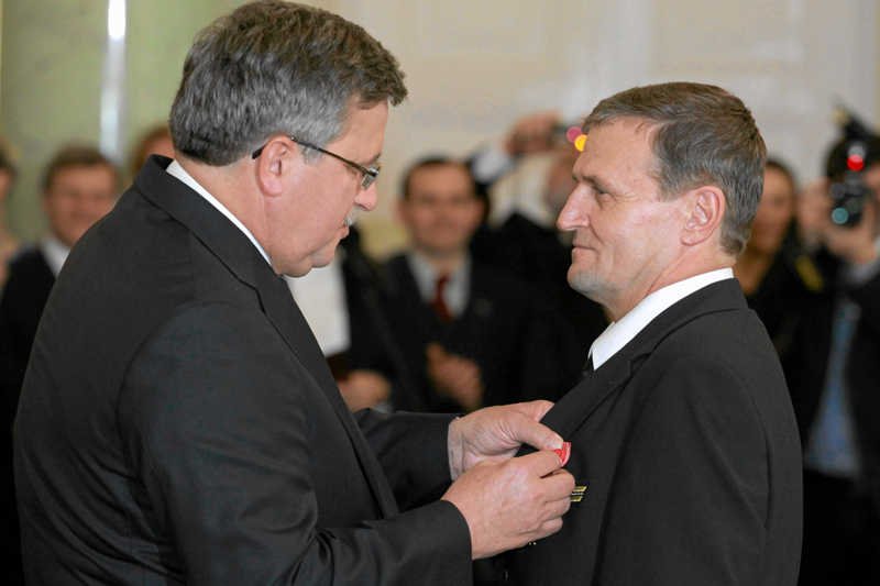 Kapitan Tadeusz Wrona otrzymuje odznaczenie od prezydenta Bronisława Komorowskiego
