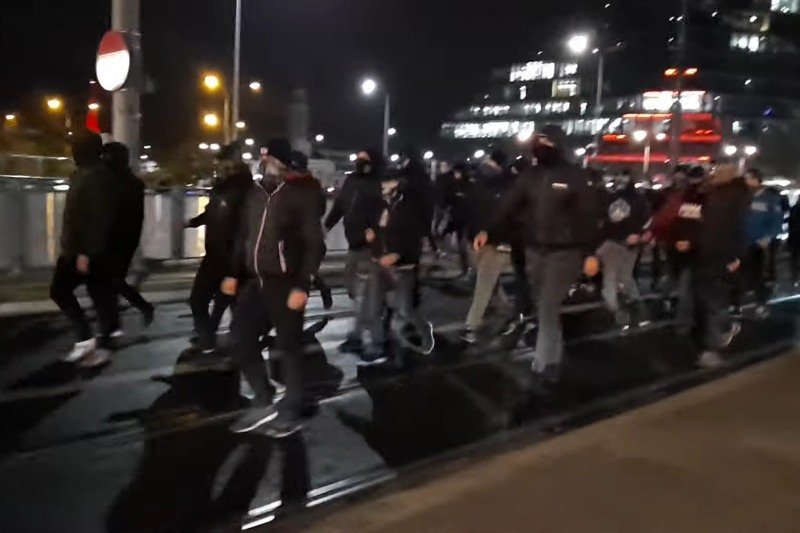 Także w Poznaniu prawicowi bojówkarze i kibole Lecha Poznań wyszli na ulice zastraszać uczestniczki Strajku Kobiet.