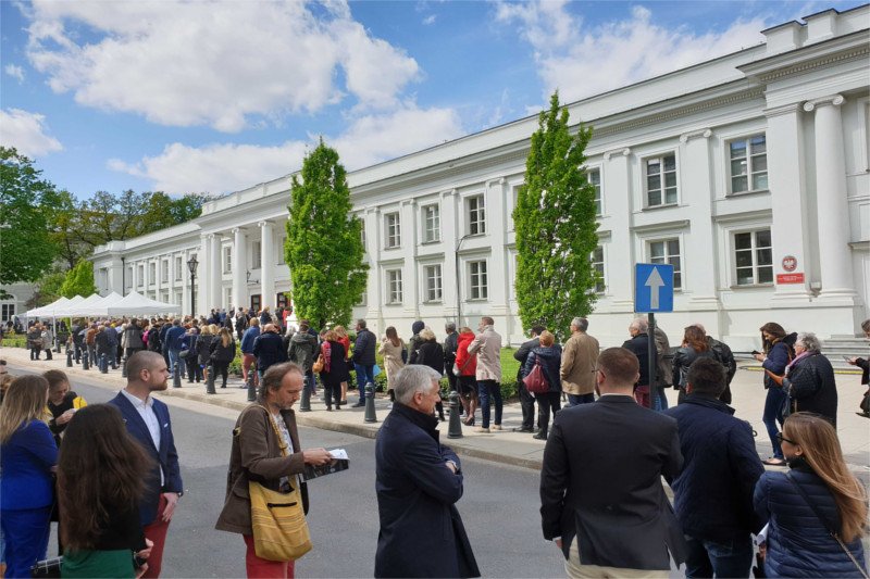 To tylko fragment kolejki, która stoi przed Auditorium Maximum Uniwersytetu Warszawskiego.