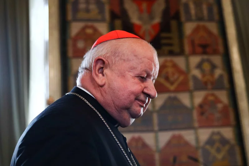 "Dla kardynała Dziwisza kończy się okres ochronny" – piszą Stanisław Obirek i Artur Nowak.