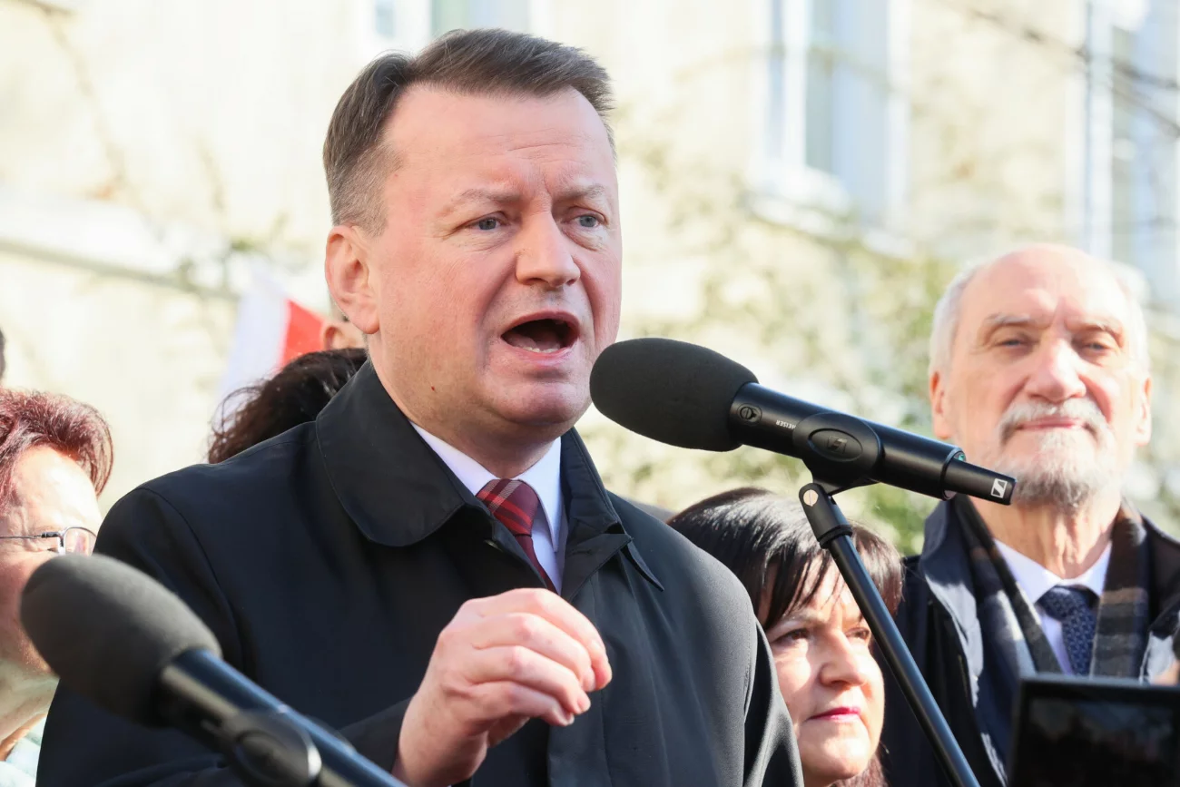 PiS chce dymisji Szejny. Błaszczak komentuje.
