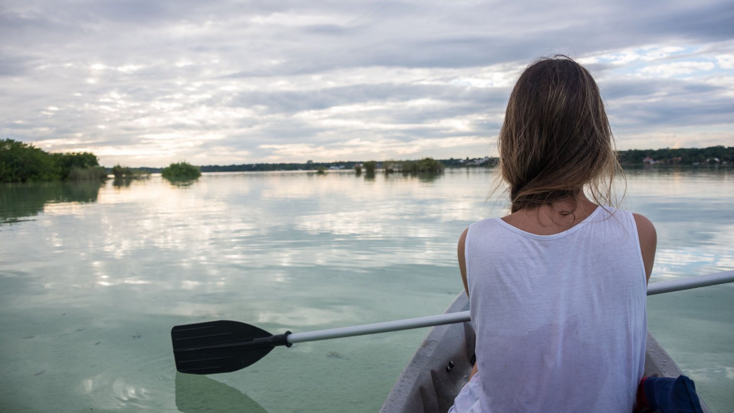 Kajakowanie za miastem może być bardzo romantyczne...