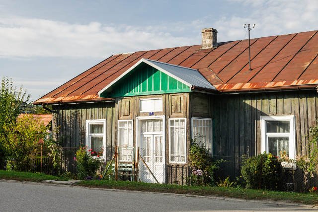 Stary dom na wsi można kupić już za 30 tys. zł. Trzeba tylko pamiętać, że zwykle to ruina wymagająca kapitalnego remontu, a nawet budowy od nowa.