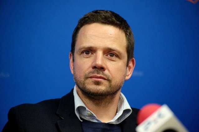 Prowokator wziął na celownik kandydata na urząd prezydenta Warszawy Rafała Trzaskowskiego.