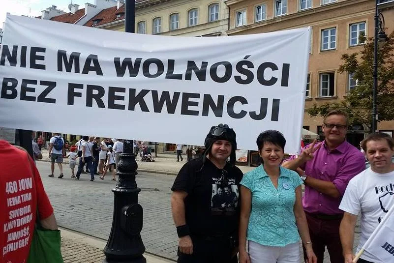 Zwolennicy JOW i wrześniowego referendum organizują w Warszawie marsz. Zachęcają, aby "olać partię", ale "nie olewać" referendum.