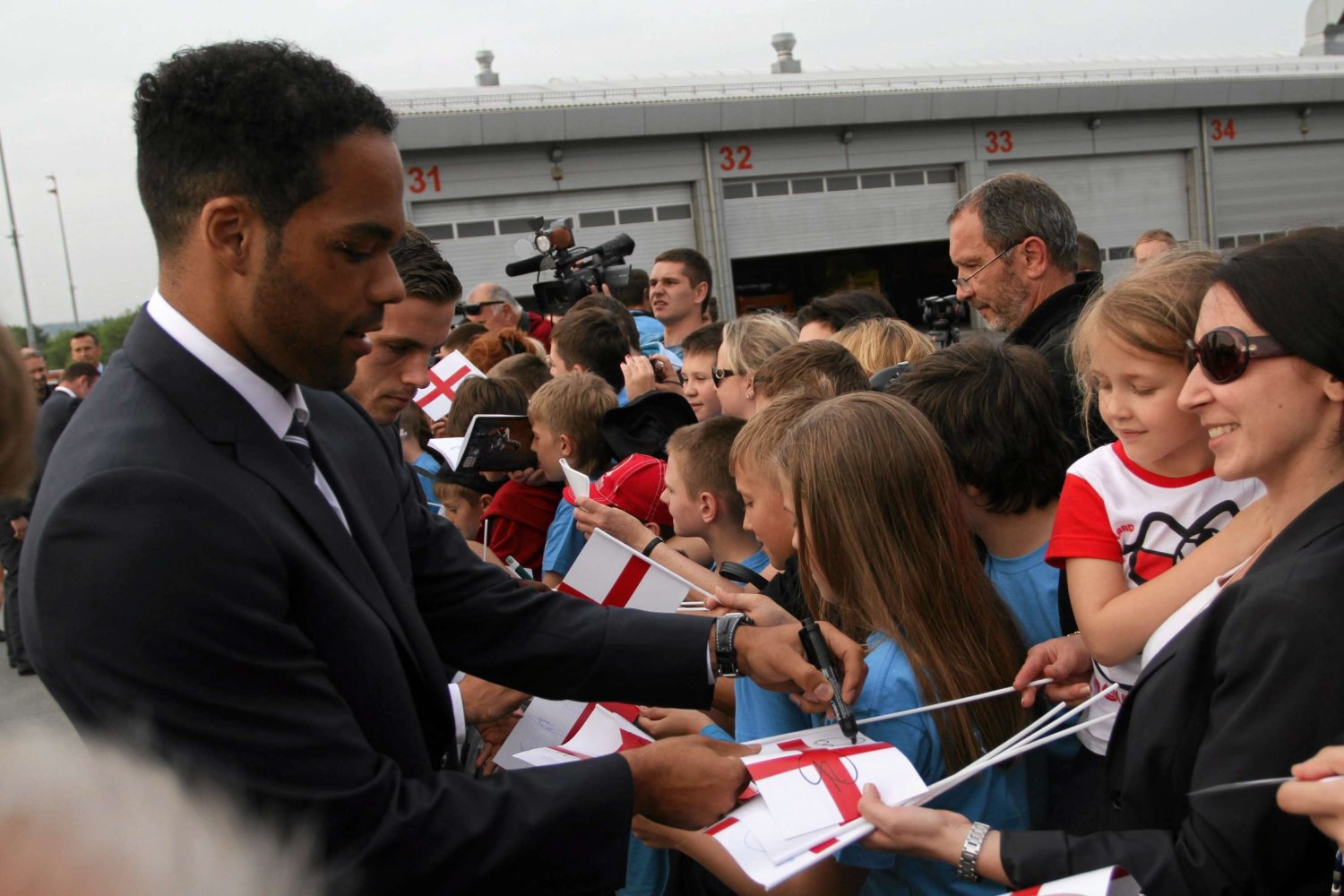 Joleon Lescott, jeden z czarnoskórych reprezentantów Anglii, rozdaje autografy polskim kibicom
