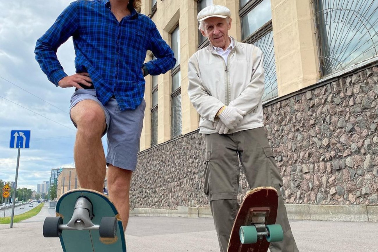 73-letni Igor z Rosji wciąż jeździ na deskorolce.
