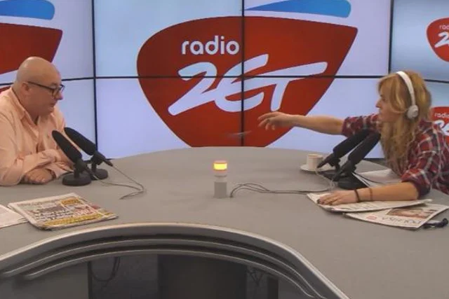Gdy Michał Kamiński wypowiedział nazwę radia RMF FM, Monika Olejnik rzuciła w niego długopisem
