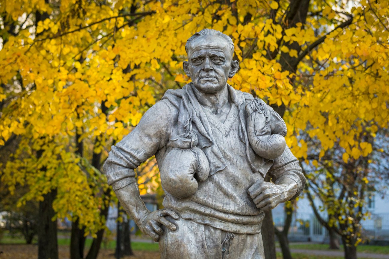 Pomnik Feliksa "Papy" Stamma stojący tuż przy hali Gwardii Warszawa w parku Mirowskim w śródmieściu Warszawy.