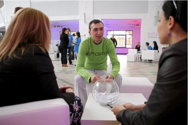 Jak wyobrażenia pracodawców rozmijają się z oczekiwaniami młodych pracowników. Zdjęcie pokazuje rekrutację młodych talentów dla firmy farmaceutycznej Neuca.