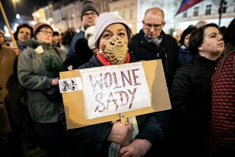 Tysiące Polaków demonstrowało w obronie niezależności sądów, ale okazuje się, że większość opowiada się za wprowadzeniem ustawy kagańcowej.