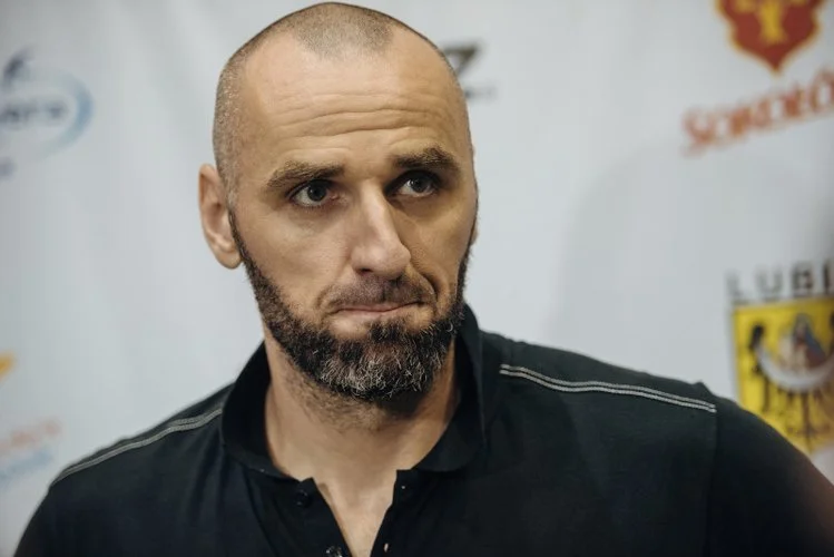 Marcin Gortat wyszedł z premiery "Wiedźmina" w Warszawie.