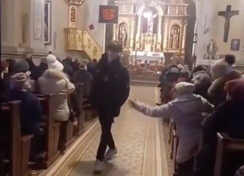 Nastolatek zakłócał mszę.