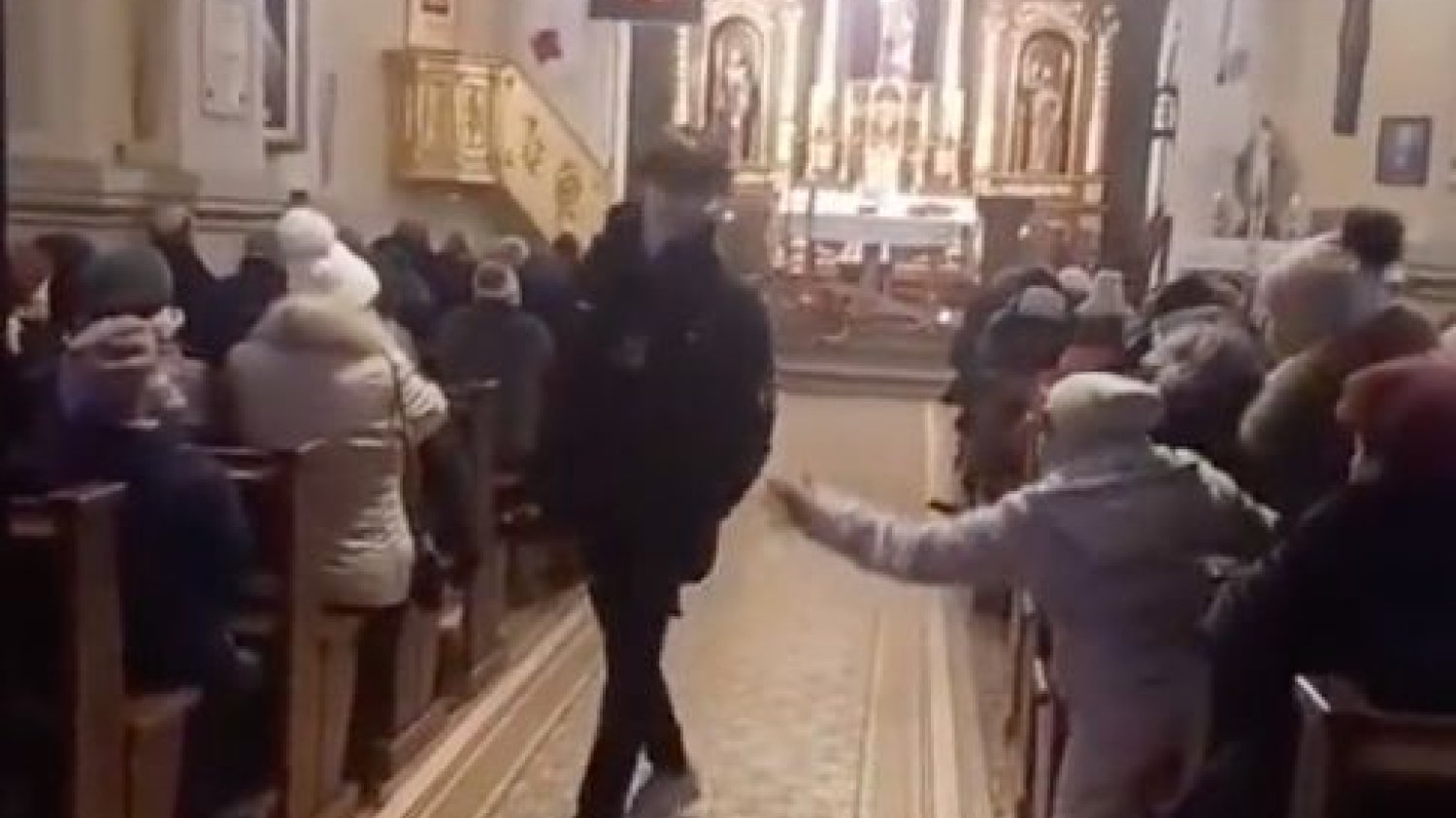 Nastolatek zakłócał mszę.