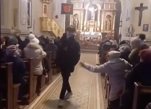 Nastolatek zakłócał mszę.