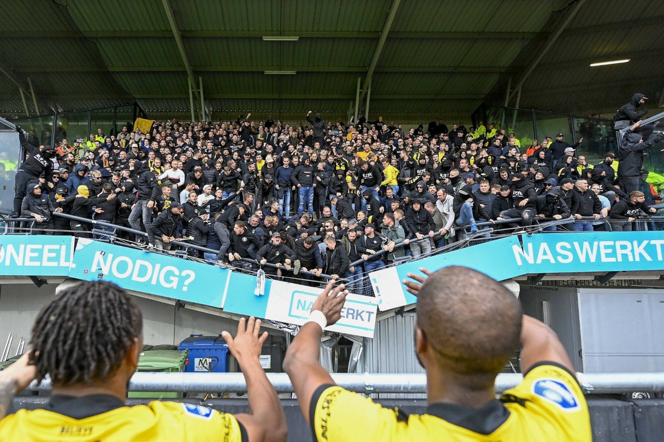 Trybuna z kibicami na stadionie Vitesse Arnhem runęła w trakcie radości fanów z piłkarzami.