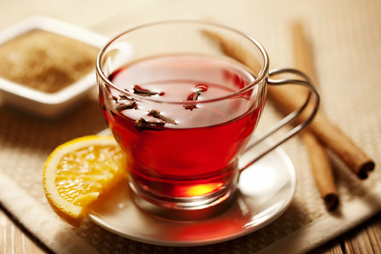 Grzaniec czy hot toddy? Oto 3 przepisy na rozgrzewające napoje z prądem