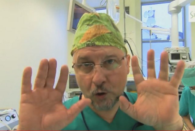 dr Marek Szczyt i ręce, które leczą.