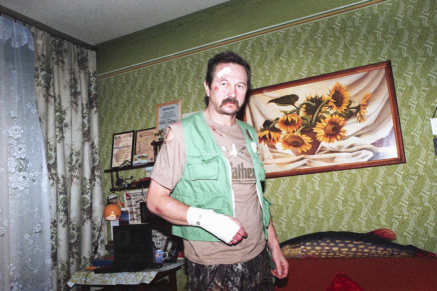 W tytułowego fanatyka wędkarstwa wciela się znany polski aktor Piotr Cyrwus.