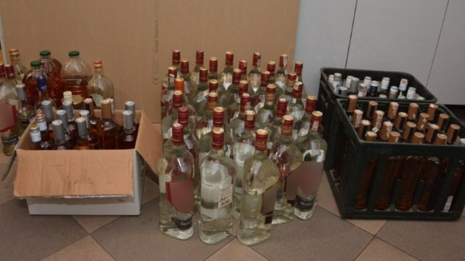 Funkcjonariusze Krajowej Administracji Skarbowej (KAS) i policjanci wtargnęli do nielegalnej bimbrowni w powiecie nowosolskim. Na miejscu przejęli 136 litrów gotowego alkoholu oraz 800 litrów zacieru.