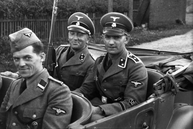 To zdjęcie oficerów SS wywołało lawinę emocji w internecie.