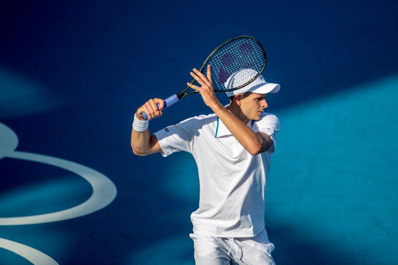 Hubert Hurkacz bardzo dobrze wszedł do rywalizacji w turniej singlistów w Tokio i wygrał pierwszy mecz