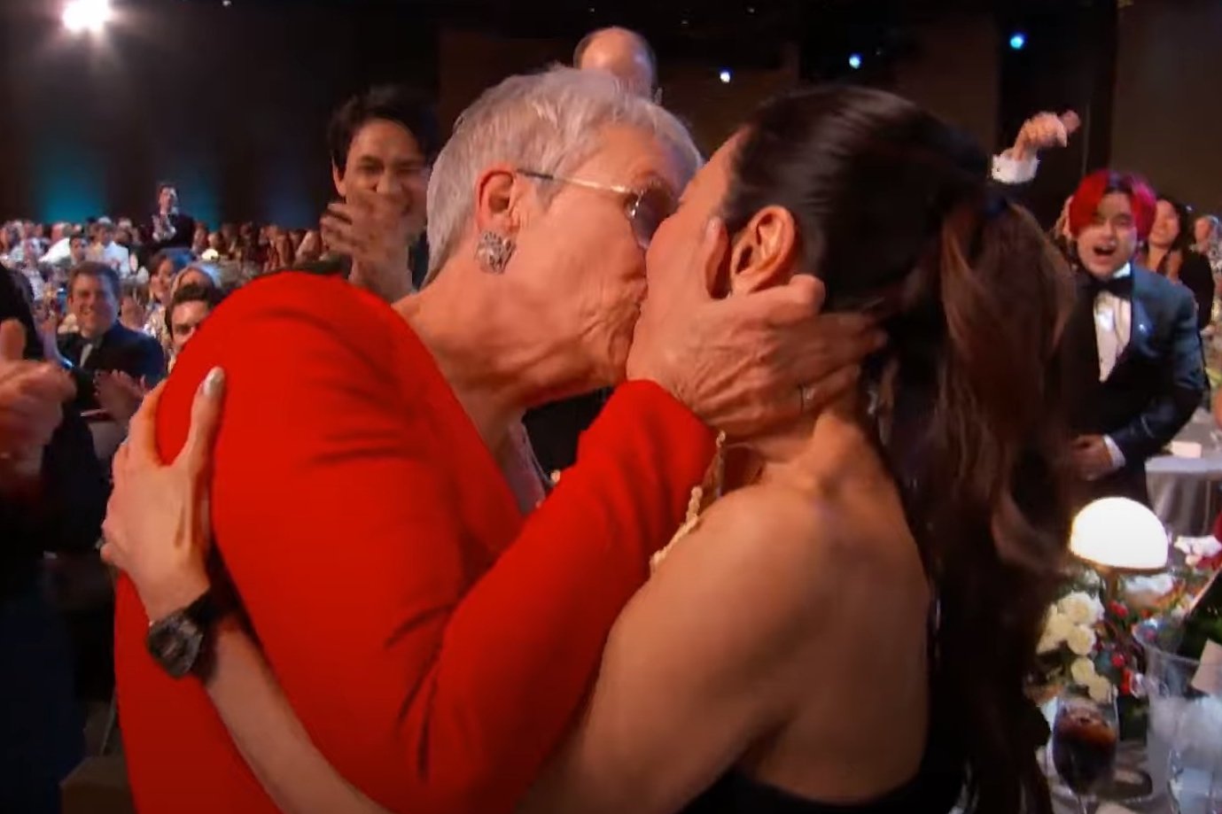 Jamie Lee Curtis pocałowała w usta Michelle Yeoh. Chwilę wcześniej wygrała nagrodę SAG 2023.