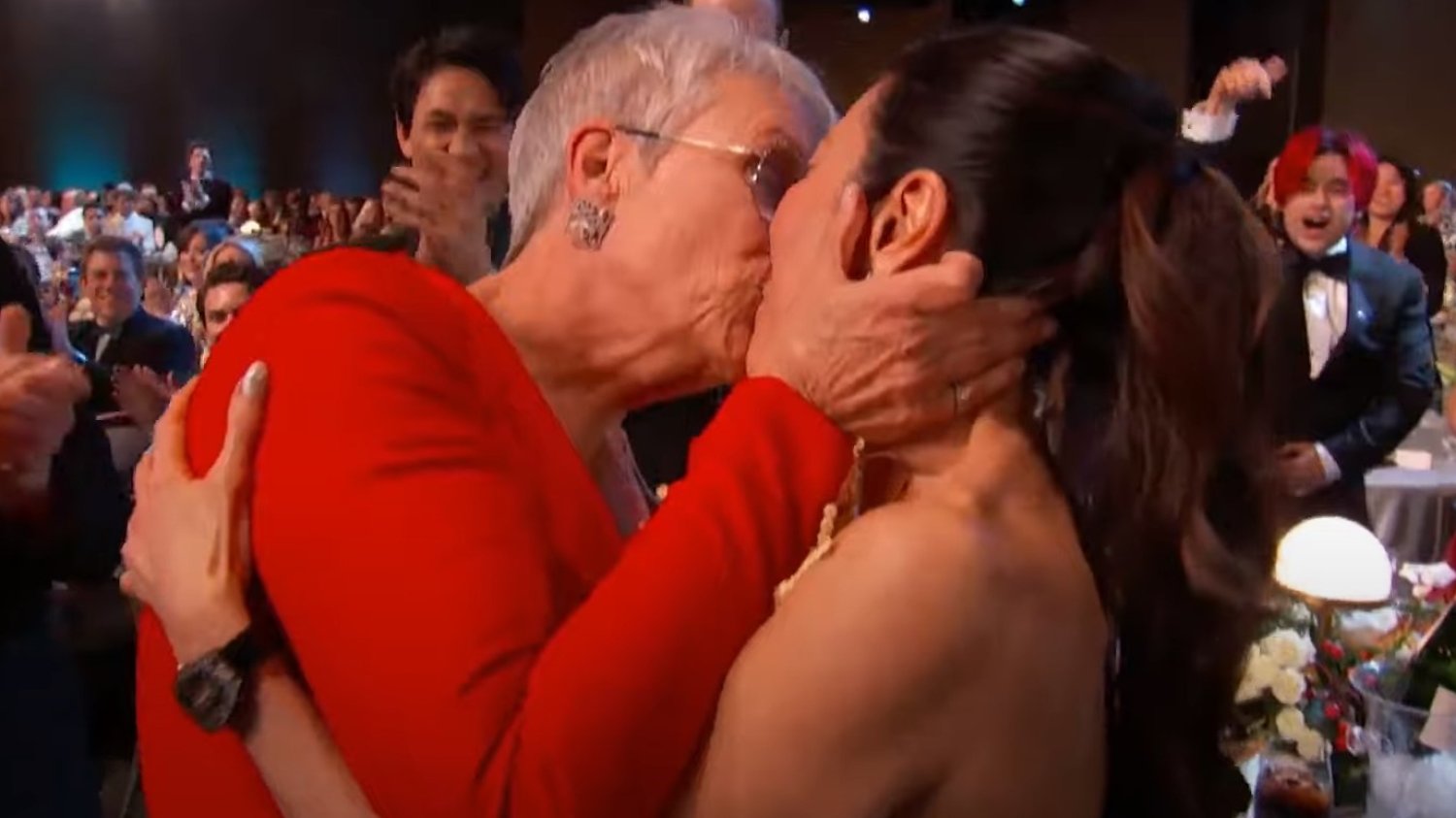 Jamie Lee Curtis pocałowała w usta Michelle Yeoh. Chwilę wcześniej wygrała nagrodę SAG 2023.