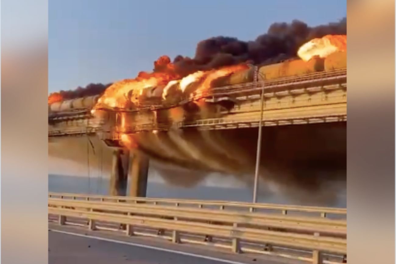 Płonący most na Krymie.