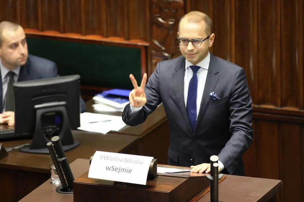 W oparach absurdu: nieistniejąca córka posła Michała Szczerby spowodowała wypadek pod wpływem alkoholu.