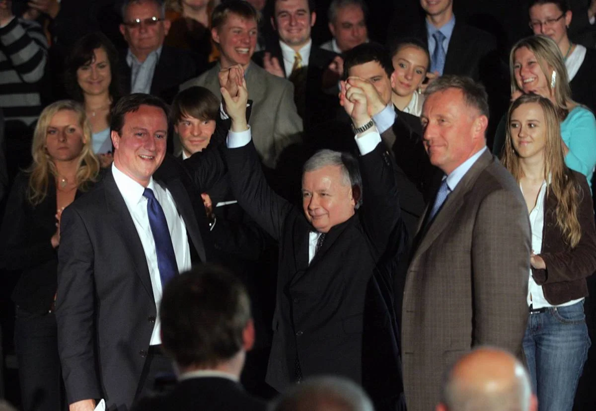 David Cameron z Wielkiej Brytanii, Jarosław Kaczyński z Polski i Mirek Topolánek z Czech na konwencji wyborczej do Parlamentu Europejskiego w 2009 roku.