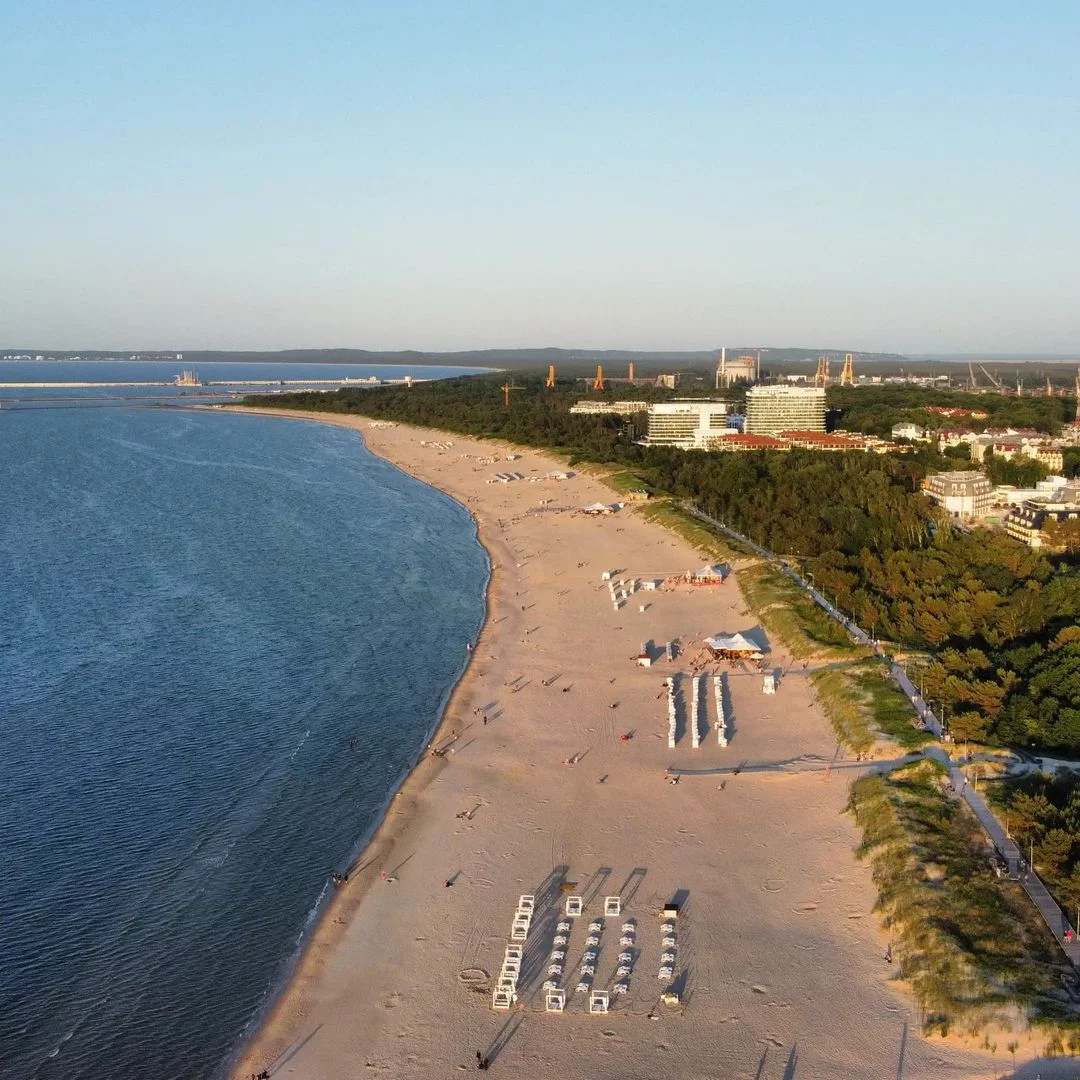Plaża w Świnoujściu po zachodniej stronie ujścia Świny.