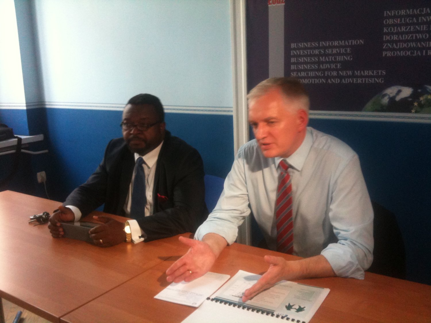 Jarosław Gowin i John Godson podczas spotkania z przedsiębiorcami w siedzibie Regionalnej Izby Gospodarczej w Łodzi