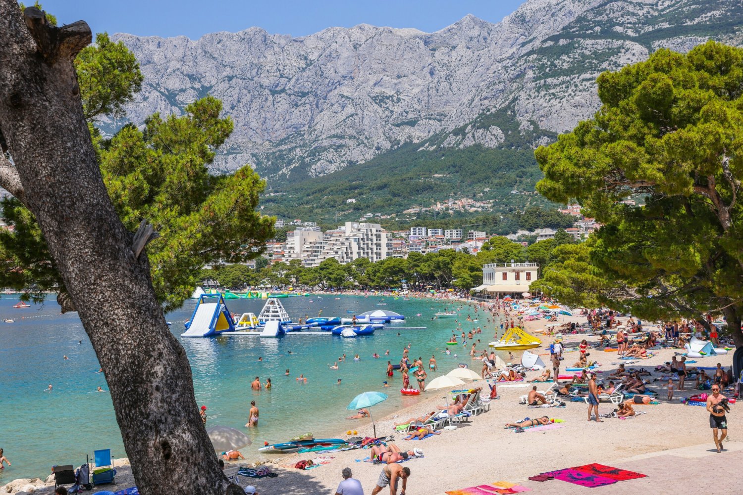 Turyści w Chorwacji narzekają na... plagę komarów.