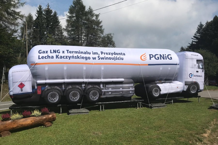 Cysterna z gazem LNG pochodząca z Terminalu im. Lecha Kaczyńskiego.