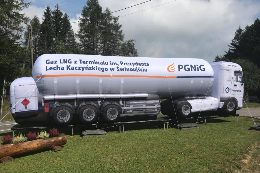 Cysterna z gazem LNG pochodząca z Terminalu im. Lecha Kaczyńskiego.