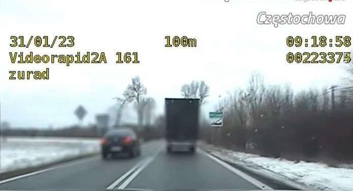 73-letni kierowca miał pecha. Tak wyprzedzał nieoznakowany radiowóz.