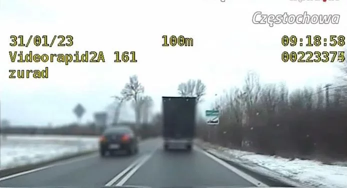 73-letni kierowca miał pecha. Tak wyprzedzał nieoznakowany radiowóz.