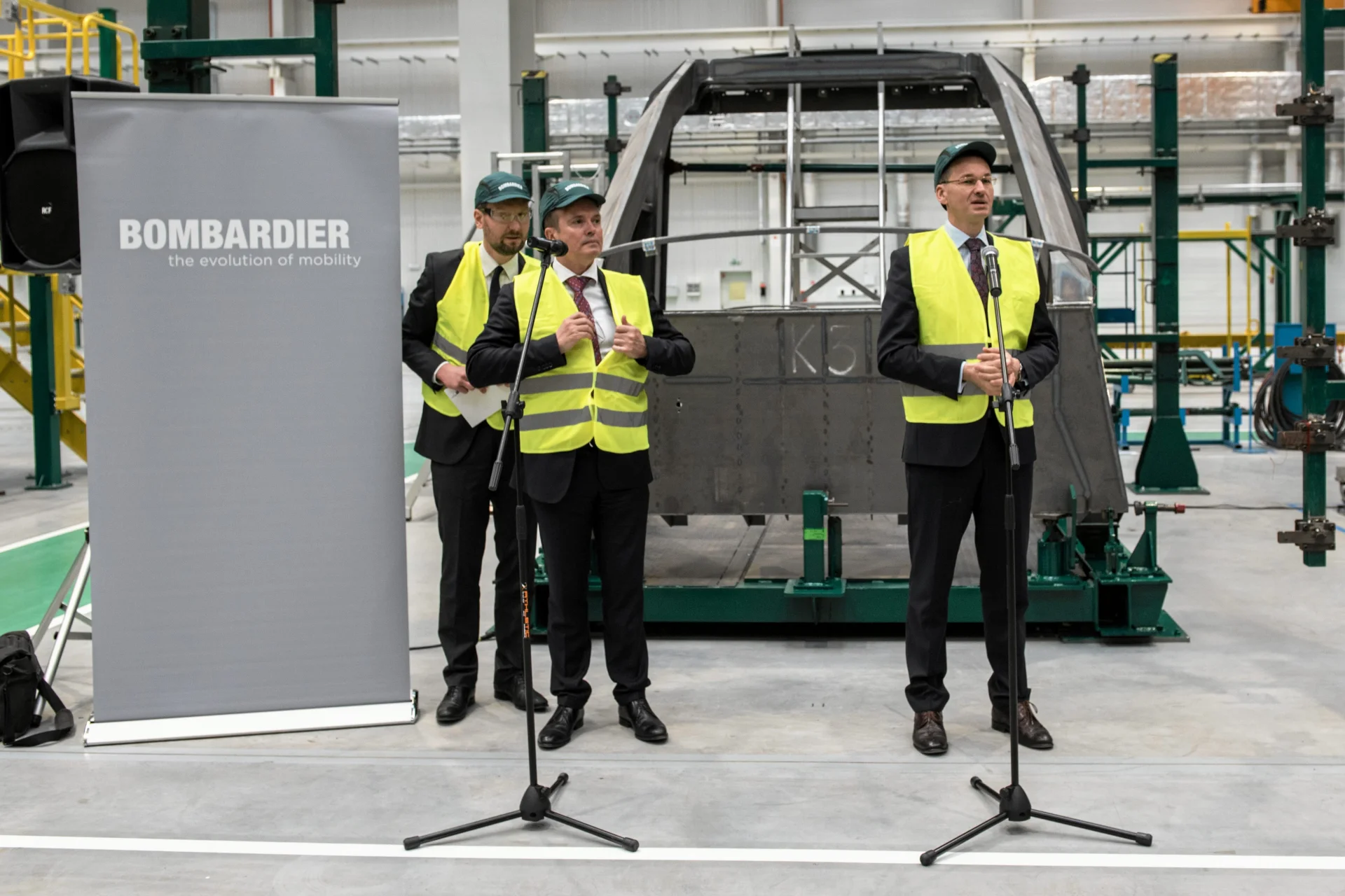 Wicepremier Mateusz Morawiecki i prezes Bombardiera Laurent Troger podczas otwarcia nowej hali Bombardiera - koncernu specjalizującego się w produkcji i budowie samolotów, lokomotyw i wagonów