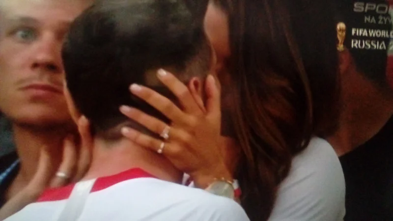 Anna i Robert Lewandowski - całus na pocieszenie.