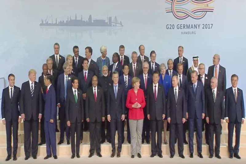Emmanuel Macron za wszelką cenę chciał stanąć obok Donalda Trumpa. Tylko po co?
