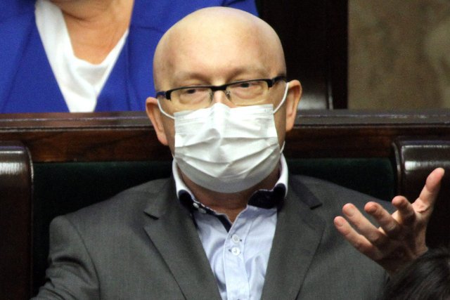 Poseł Artur Górski przed głosowaniem dotyczącym wniosku o udzielenie rządowi wotum nieufności. Górski przeszedł przeszczep szpiku, dlatego pojawił się w Sejmie w masce