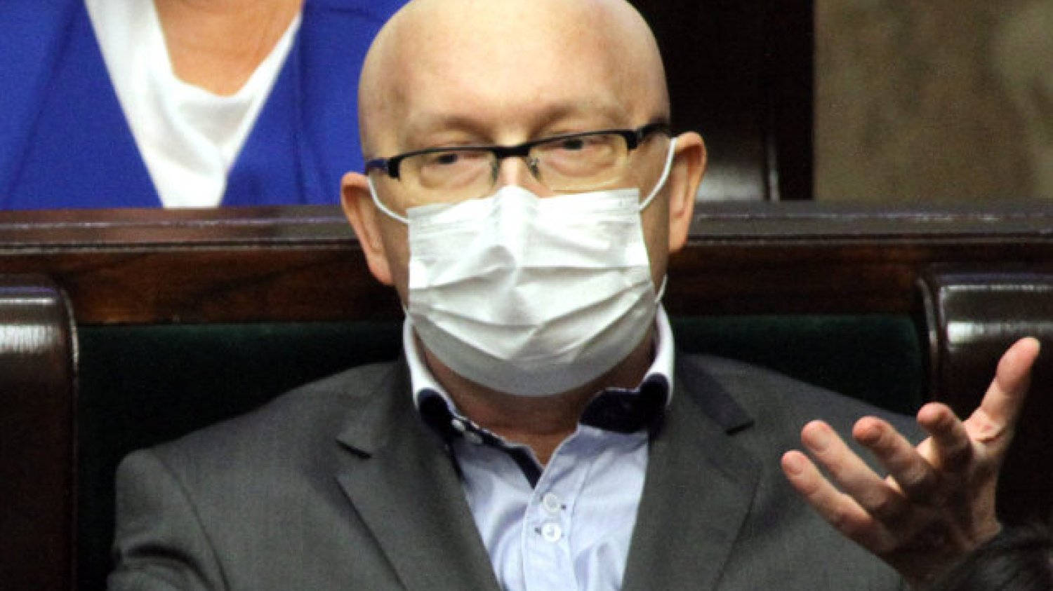Poseł Artur Górski przed głosowaniem dotyczącym wniosku o udzielenie rządowi wotum nieufności. Górski przeszedł przeszczep szpiku, dlatego pojawił się w Sejmie w masce
