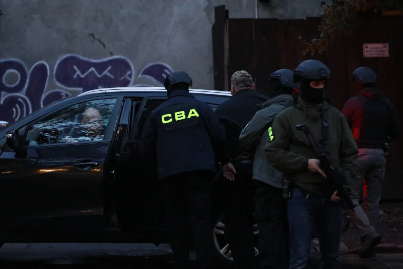 Jeszcze nigdy CBA nie prowadziło takiej rekrutacji – zatrudni aż pół tysiąca osób. Na zdjęciu akcja CBA przy pl. Trzech Krzyży w Warszawie.