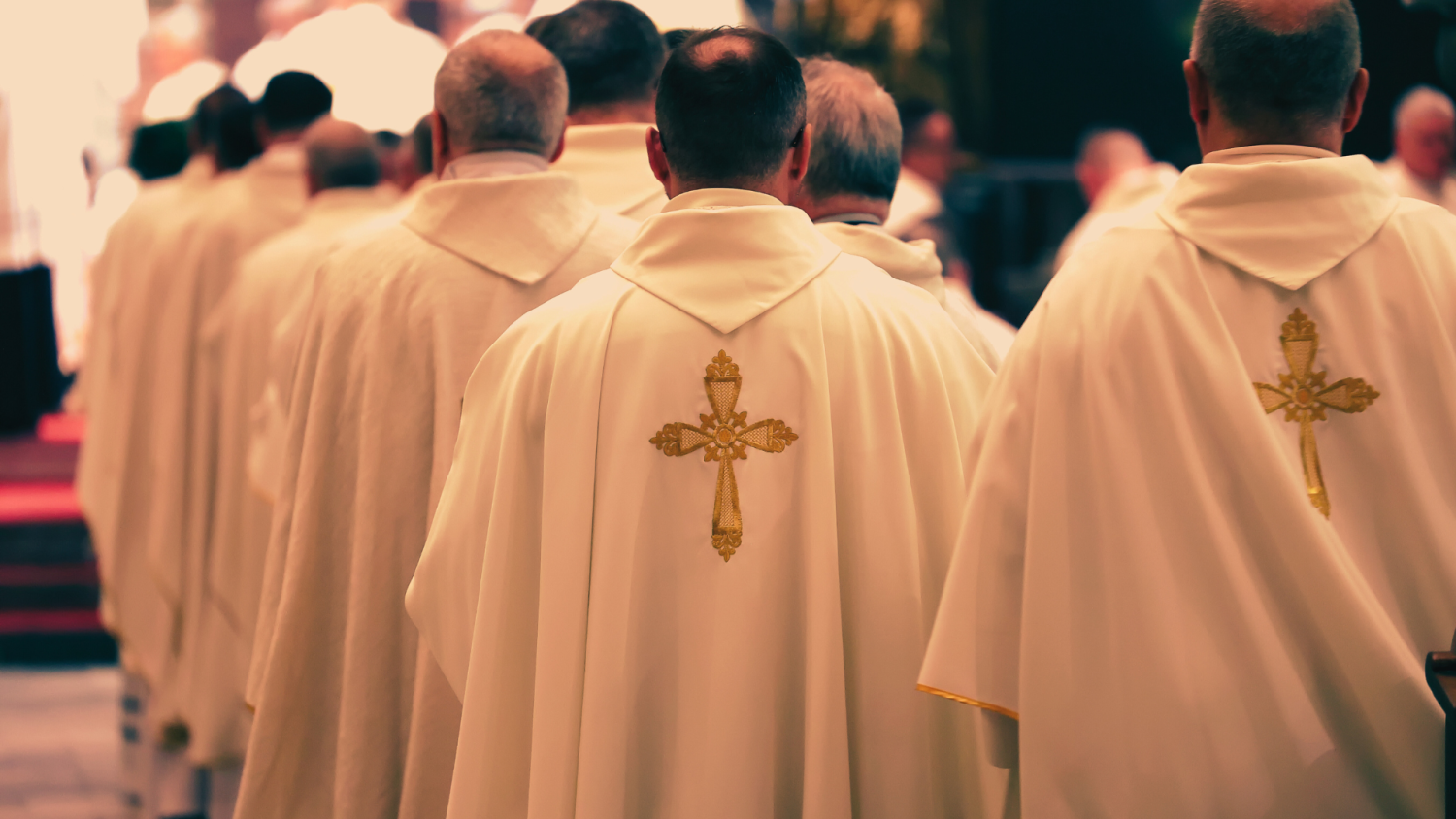 Alarmujące statystyki dla polskiego Kościoła. Czy ten raport da księżom do myślenia?