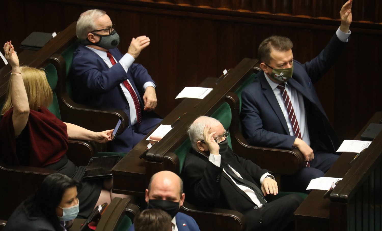 PiS powtórzył w nocy przegrane głosowanie w celu odrzucenia uchwały Senatu.