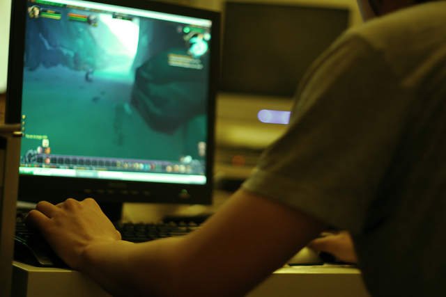 Czerwony Krzyż chciałby karania [url=http://www.shutterstock.com/pic-951245/stock-photo-young-guy-playing-computer-game.html?src=1GExnv6mryuJaANamwY_jA-4-14]graczy[/url] za wirtualne zbrodnie wojenne.